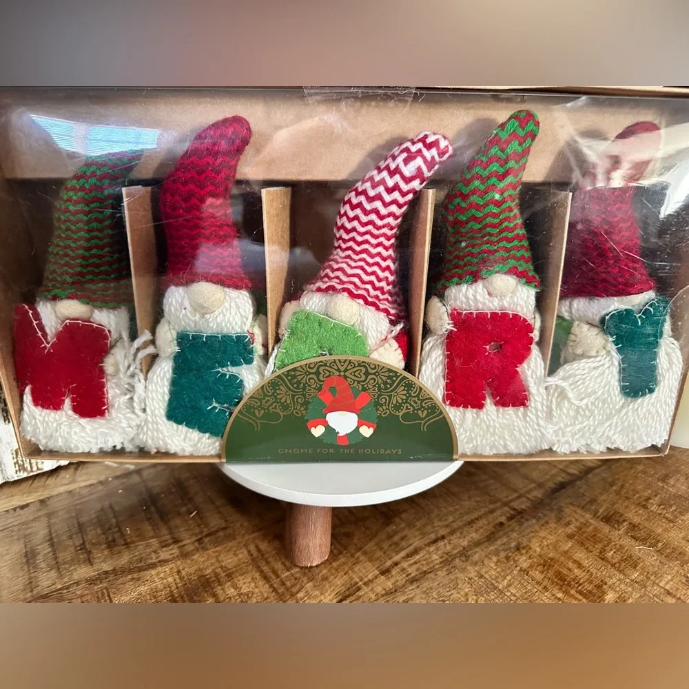 Gnome for the Holidays - Merry Garland